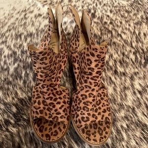 Size 9 adorable cheetah wedges